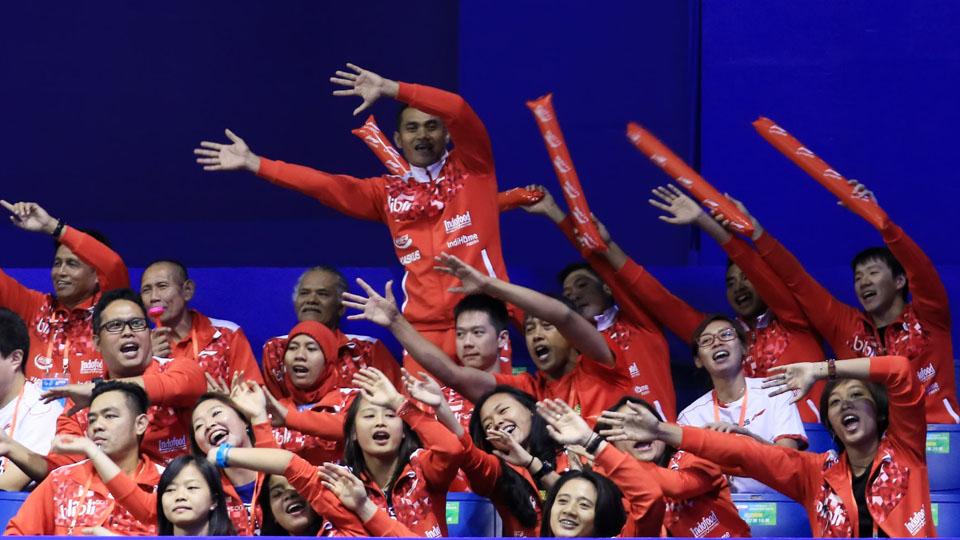 Tim Uber Indonesia memberikan dukungan kepada tim putra dalam turnamen Piala Thomas dan Uber di China. - INDOSPORT